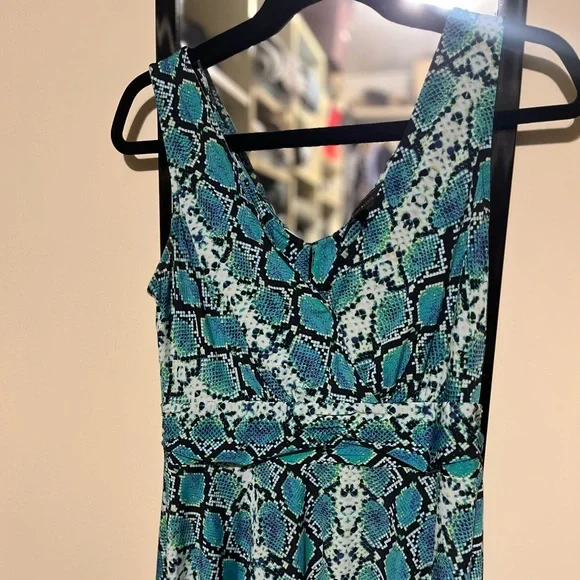 BCBG summer dress, stretchy, comfortable, deep V front, back cut outs - Picture 9 of 9